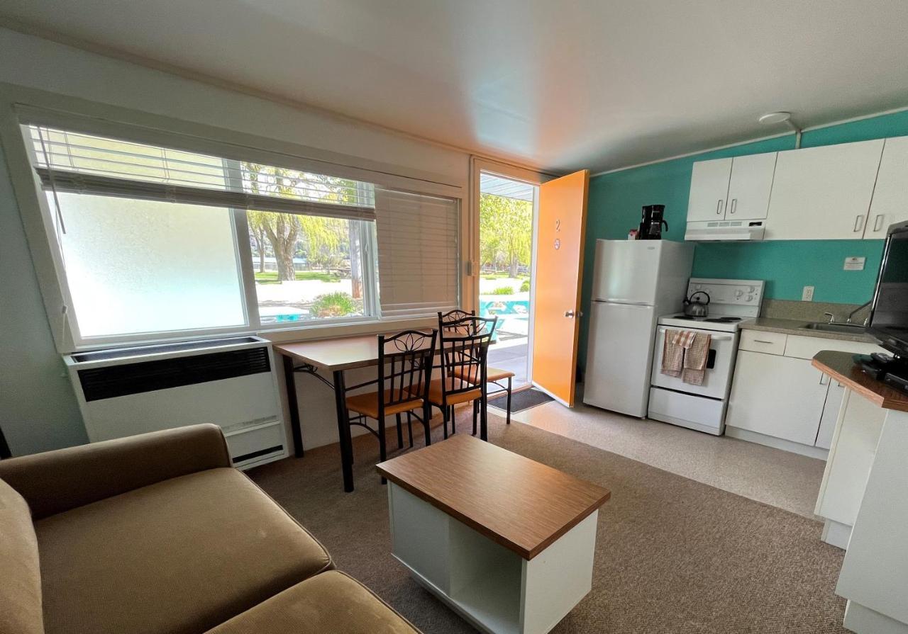 Holiday Beach Resort Motel Okanagan Falls Exterior foto