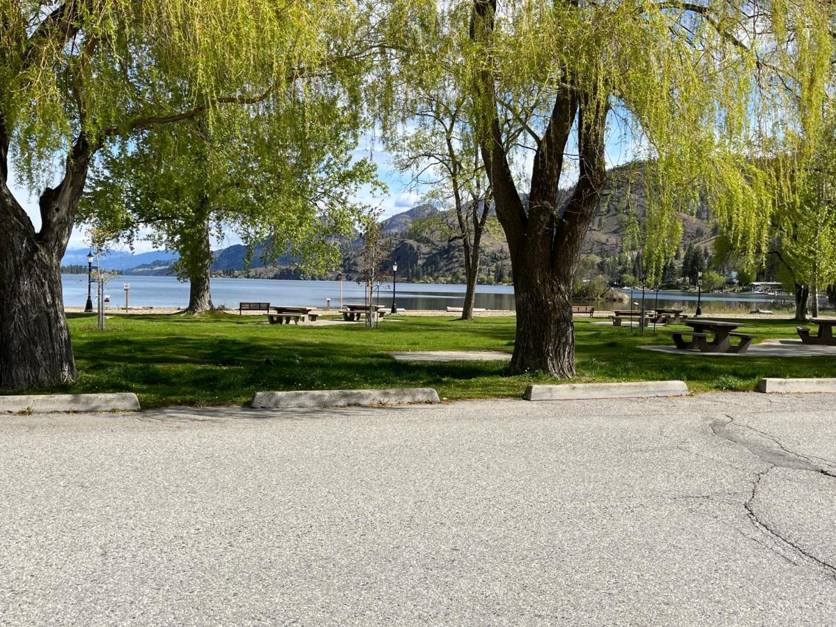 Holiday Beach Resort Motel Okanagan Falls Exterior foto