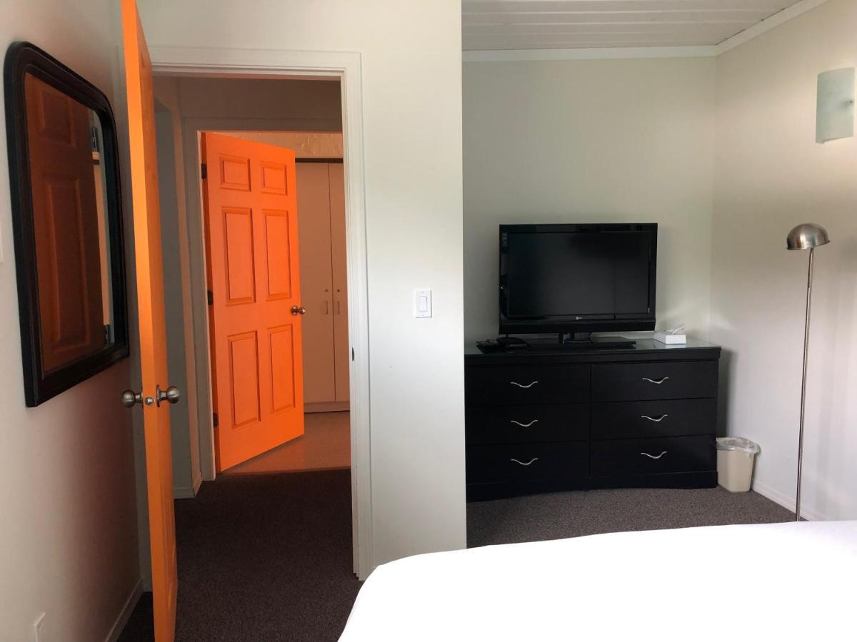 Holiday Beach Resort Motel Okanagan Falls Exterior foto